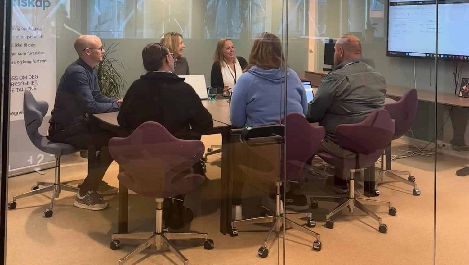 Møterom med glassvinduer med mennesker